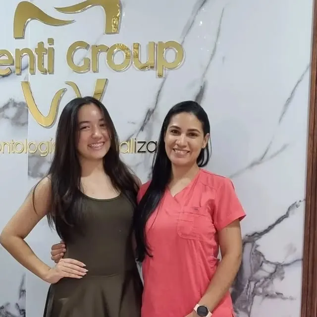 Paciente feliz junto a la Dra. Gina Padilla